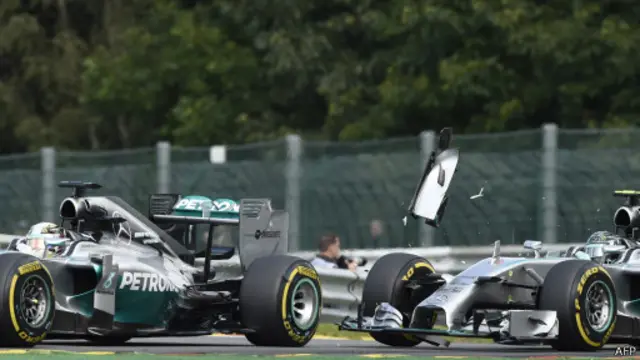 Antara kedua mobil, tidak boleh ada kontak