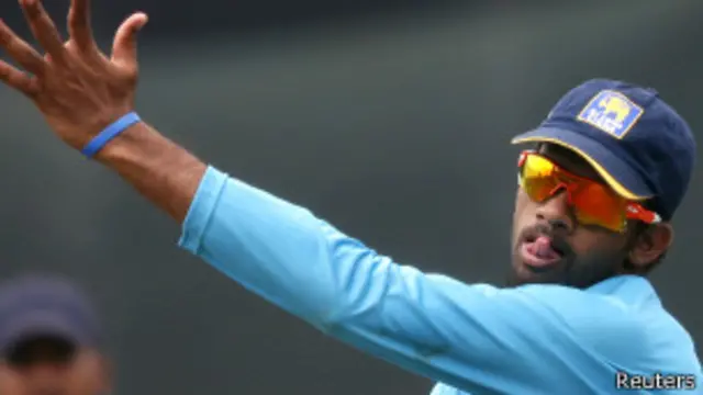 සචිත්‍ර සේනානායකගේ පන්දු යැවීම නීති විරෝධී බව තීන්දු වීමෙන් අනතුරුව ඔහුට තරග තහනමක් පැන විය 