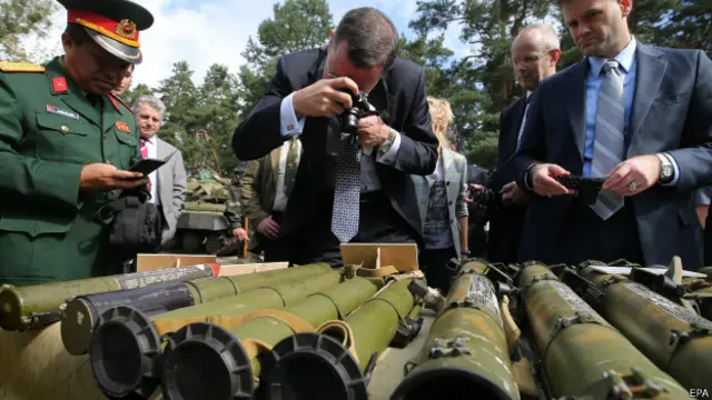 یوکرین کا الزام ہے کہ روس باغیوں کی مدد کر رہا ہے اور اس نے باغیوں کے قبضے سے روسی ساختہ اسلحہ برآمد کیا ہے