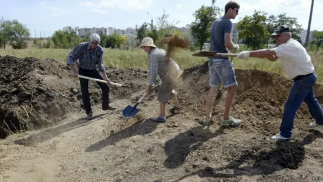 Мариупольцы помогают копать траншеи военным