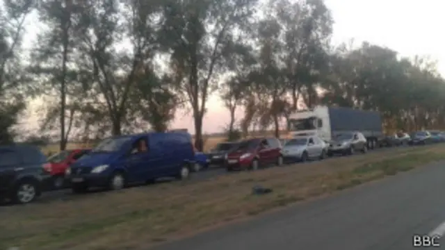 Очередь из желающих покинуть Мариуполь растягивается на несколько километров