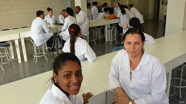 Paloma Cristina dos Santos (esq) e Claudineia Almeida cursam enfermagem na Faculdade Sumaré