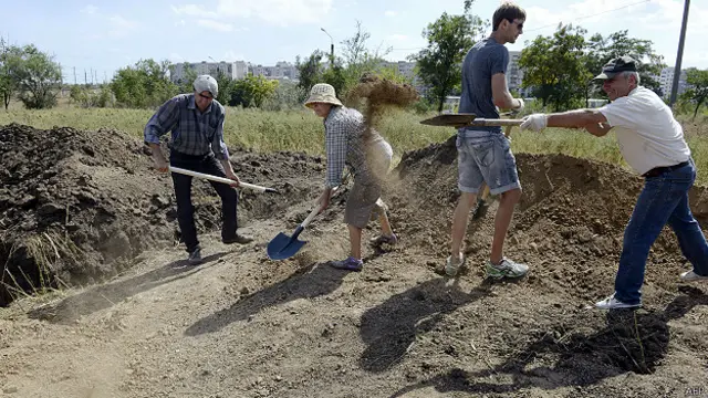 Residentes de Mariupol cavan trincheras