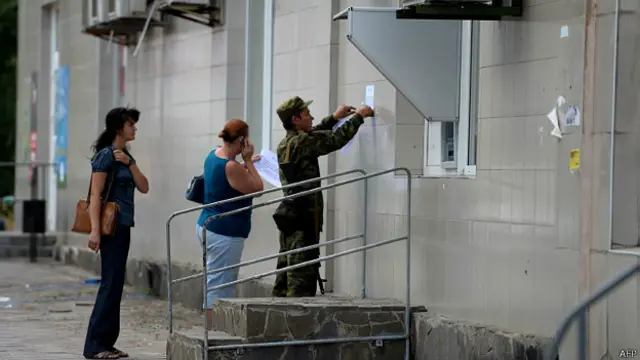 Pobladores de Novoazovsk y combatiente prorruso