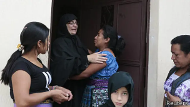 Женщина-хасидка прощается с жителями деревни