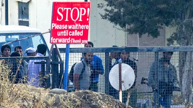 عکسی که از سمت اسرائیل گرفته شده و پیکارجویان را در گذرگاه مرزی نشان می‌دهد