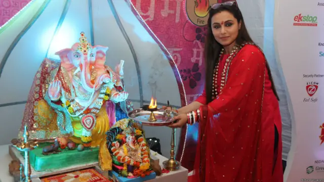 हाल ही में रिलीज़ हुई फ़िल्म मर्दानी की अभिनेत्री रानी मुखर्जी ने भी अपने घर पर गणपति स्थापित किए हैं.