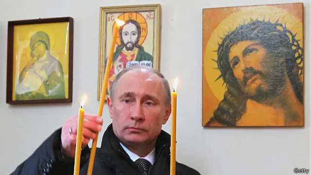 Путин ставит свечи в часовне у десантников