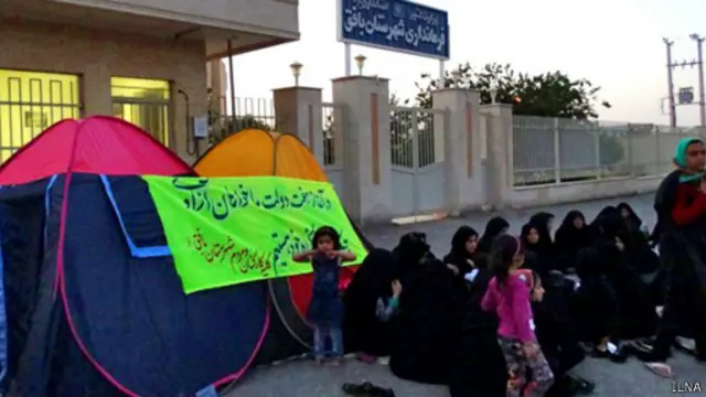 خانواده کارگران بازداشت شده شب‌ها هم مقابل فرمانداری بافق می‌مانند