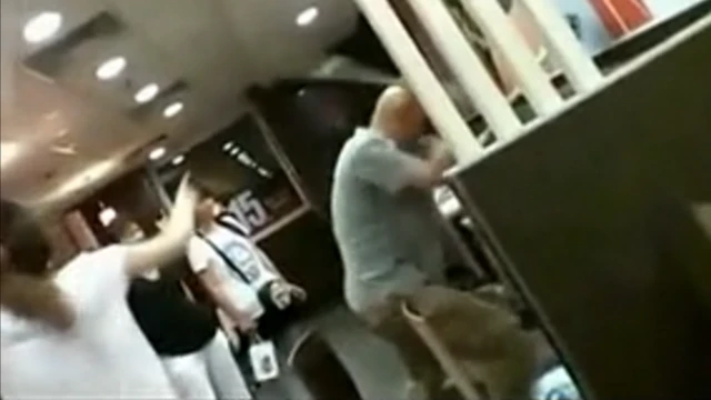 ضرب و شتم قربانی، توسط تلفن‌های همراه مشتریان وحشت زده رستوران ثبت شد