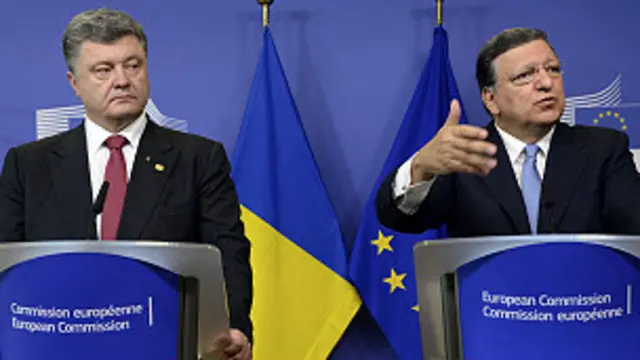 欧盟委员会主席巴罗佐（右）与乌克兰总统波罗申科在记者会上