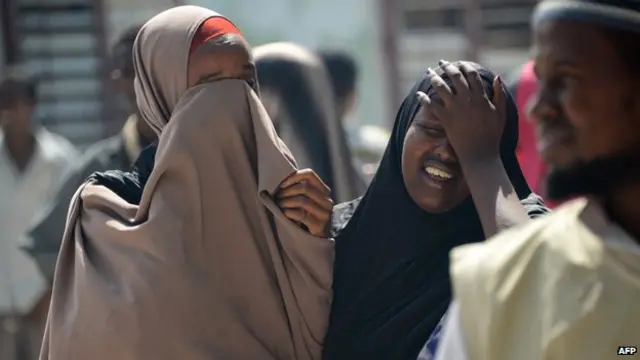 دو زن در عزای فردی از خانواده شان که چند وقت پیش کشته شد