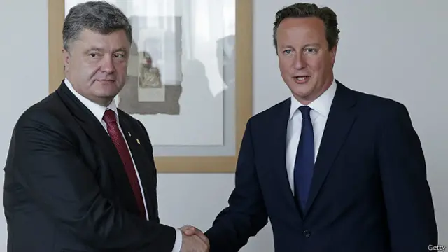 Порошенко и Кэмерон: рукопожатие