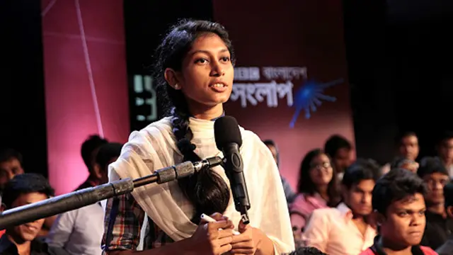 মন্তব্য করছেন একজন দর্শক