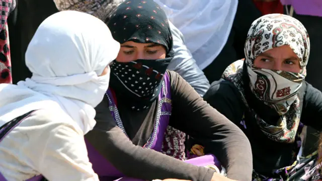 بےگھر یزیدی برادری کے لوگ دولت اسلامیہ کے ڈر سے کیمپوں میں رہ رہے ہیں