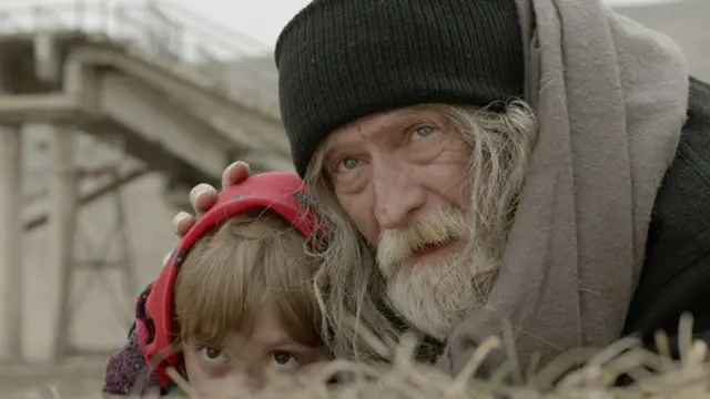 يحرص مخملباف على أن يجسم الاحساس بصورة الديكتاتور كإنسان عادي بعد تجريده من السلطة.