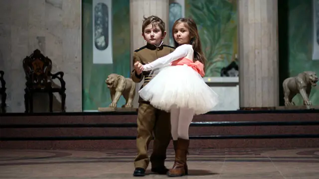 يصور الرئيس المستبد السلطة كلعبة لحفيده كي يستمتع بلعبها