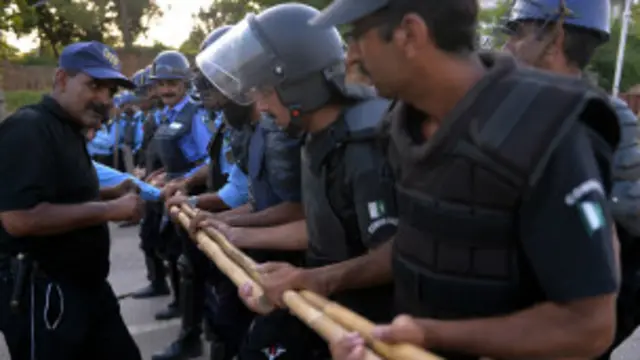 پولیس نے سنیچر کی شام کو مظاہرین کو روکنے کے لیے تیاریاں شروع کر دی تھیں