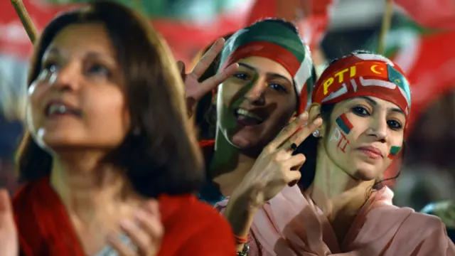 عمران خان نے اپنے حامیوں سے خطاب کرتے ہوئے کہا تھا کہ انھیں فوج کی طرف سے بتا دیا گیا ہے کہ فوج کوئی کارروائی نہیں کرے گی۔ اور اس کے ساتھ ہی انھوں نے اپنے کارکنوں کو وزیراعظم ہاؤس کی جانب پیش قدمی کا حکم دیا۔ تاہم انھوں نے کہا کہ اس پیش قدمی میں صرف مرد اور نوجوان شامل ہوں گے۔