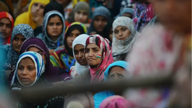 دوہری شہریت رکھنے والے طاہر القادری کے حامیوں میں ایک بڑی تعداد بیرون ملک آباد پاکستانی نژاد عورتوں کی ہے۔