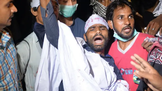 پولیس نے انقلاب مارچ کے شرکا کی طرف پیش قدمی کو روکنے کے لیے آنسو گیس کی شیلنگ کی ہے۔