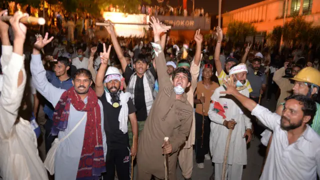 مظاہرین کابینہ ڈویژن کے احاطے میں داخل ہونے پر خوشی کا اظہار کر رہے ہیں۔