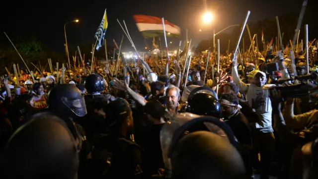 طاہر القادری کے حامی پولیس سے لڑنے کے لیے تیار ہیں اور تقریباً ہر ایک نے ڈنڈا اٹھا رکھا ہے۔