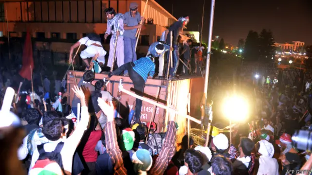 د اسلام اباد اوسنۍ ننداره د دغه تېرو سلسلو يوه کړۍ او لړۍ ده. د پاکستان د جمهوري او پوځي سکرپټ لیکونکی او ډایرېکټر پوځي ادارې دي. 