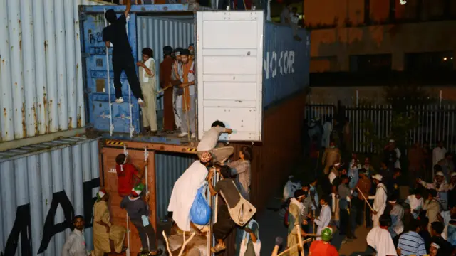 عمران خان کے کنٹینر سے مظاہرین کو آگے بڑھنے کے لیے کہا جا رہا ہے جبکہ طاہر القادری کے کنٹینر سے مسلسل اذانیں دی جا رہی ہیں۔ 