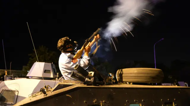 پولیس نے وقفے کے بعد ایک بار پھر آنسو گیس شیلنگ شروع کر دی ہے۔ اسلام آباد پولیس کے سربراہ کے مطابق صبح تک مظاہرین کو پارلیمنٹ کے احاطے سے نکال دیا جائے گا۔