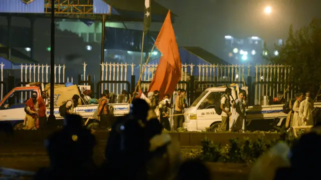 مظاہرین پولیس کےحصار کو عبور کر کے پارلیمنٹ ہاؤس کے احاطے میں پہنچ گئے ہیں۔ طاہر القادری کے کنٹینر سے اعلان ہو رہا ہے کہ کارکن پارلیمنٹ ہاؤس میں داخل ہو جائیں۔ 