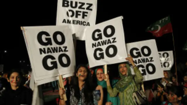 کراچی میں اسلام آباد میں دھرنا دینے والوں کے ساتھ یک جہتی کے لیے مظاہرے کیے گئے ہیں