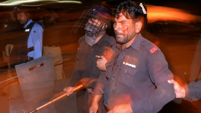 عمران خان اور طاہر القادری کے حامیوں کے ساتھ جھڑپوں میں متعدد پولیس اہلکار زخمی ہو گئے ہیں۔ 