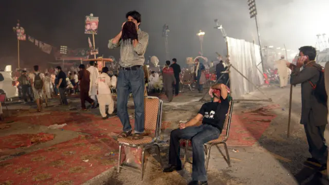 پولیس نے مظاہرین کو وزیر اعظم ہاؤس کی جانب بڑھنے سے روکنے کے لیے آنسو گیس اور ربڑ کی گولیاں استعمال کیں۔