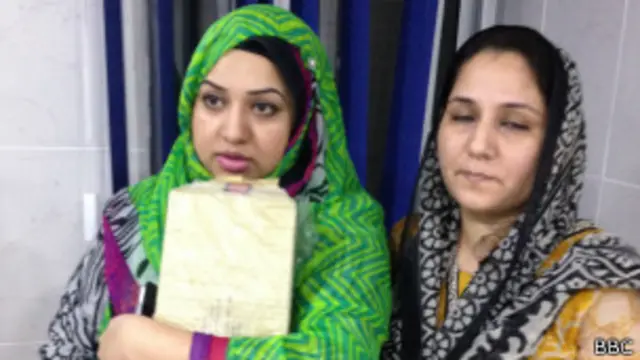 اسلام آباد کے رہائشی اور تحریک انصاف کی حامی خواتین زخمیوں کے لیے جوس لے کر پہنچی لیکن ان کی جماعت کے کارکنوں کی تعداد بہت کم تھی