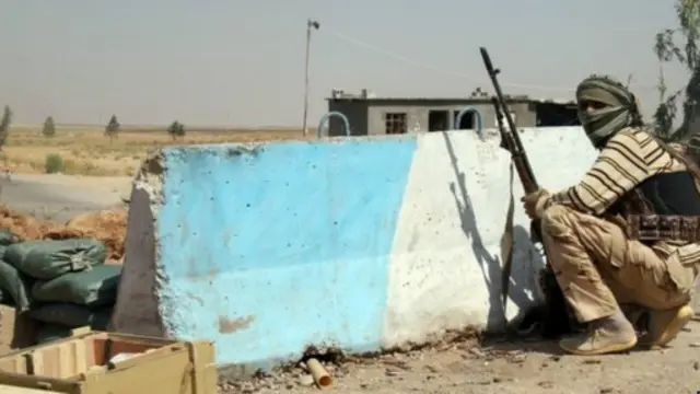 يحاصر مسلحو تنظيم الدولة الاسلامية نحم 15 الف من التركمان الشيعة في آمرلي منذ شهرين