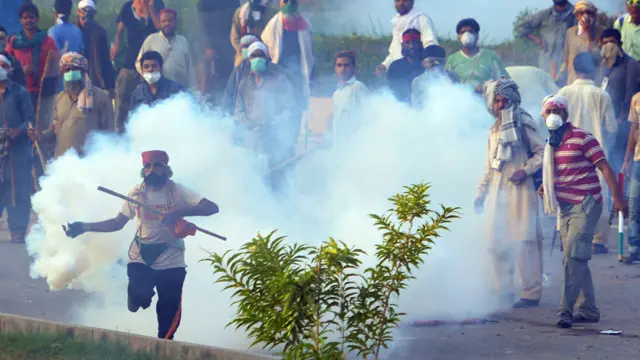 آئی جی اسلام آباد پولیس خالد خٹک کا کہنا ہے کہ اب تک 100 افراد کو حراست میں لیا جا چکا ہے۔