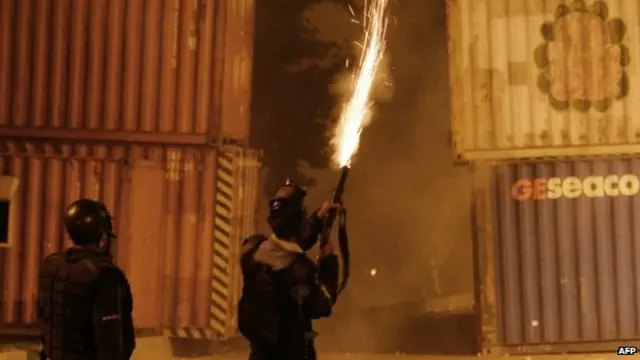 اطلقت الشرطة الغاز المسيل للدموع لتفريق المتظاهرين