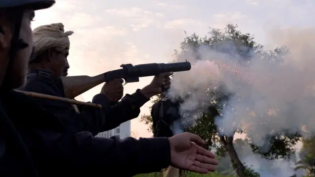 مظاہرین پولیس پر پتھراؤ کے علاوہ غلیلوں سے بنٹے مار رہے ہیں جبکہ پولیس جواباً شیلنگ کر رہی ہے جس کی شدت جائے وقوع سے کئی کلومیٹر دور تک محسوس کی جا سکتی ہے۔