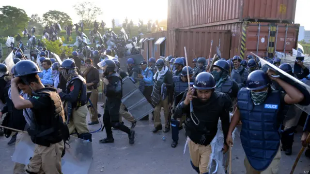 اب ان جھڑپوں کا مرکز پاک سیکریٹریٹ کا علاقہ بنا ہوا ہے اور پولیس کی بھاری نفری مظاہرین کو وزیرِ اعظم ہاؤس کی جانب جانے سے روکنے کے لیے تعینات ہے۔