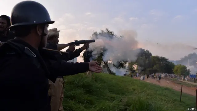 प्रदर्शनकारियों पर आंसूगैस का इस्तेमाल