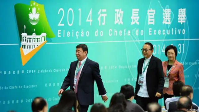 澳门选举委员走往填票间（新华社图片31/8/2014）