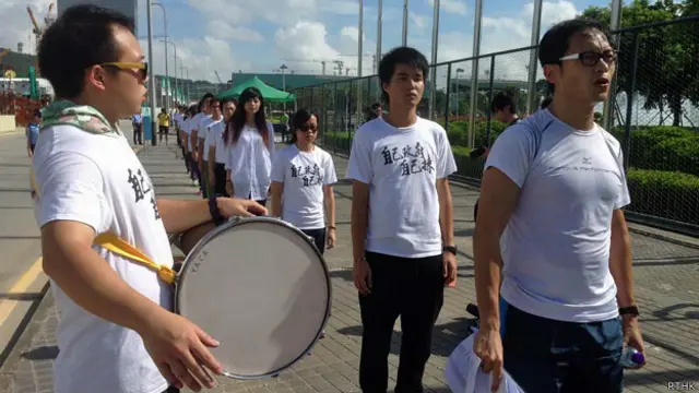 澳门民主派支持者在特首选举投票场地外“苦行”抗议（香港电台图片31/8/2014）