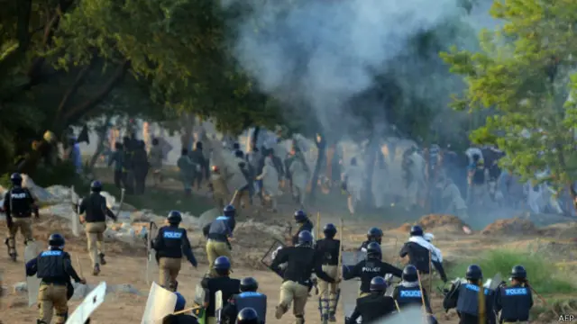 Satu tewas dan ratusan lain luka-luka pada bentrokan malam sebelumnya.