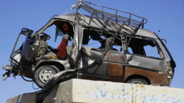 پلیس مینی بوس را بر سر بامی در کنار شاهراه اسلام قلعه-هرات گذاشته تا مایه "عبرت" دیگر رانندگان باشد - عکس از فرهاد تمنا