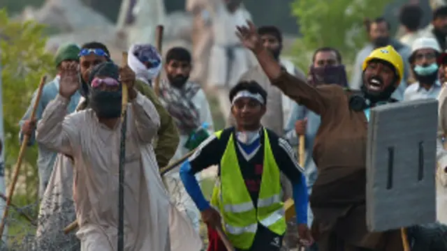 مظاہرین اور پولیس کے درمیان جھڑپیں جاری ہیں