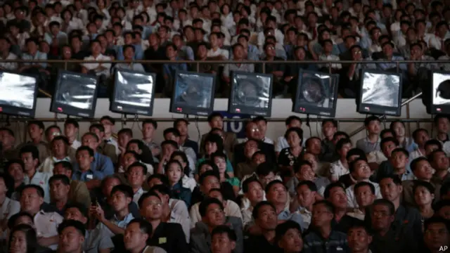 據來自平壤的消息說，可容納一萬多名觀眾的「柳京鄭周永體育館」在開賽時座無虛席，