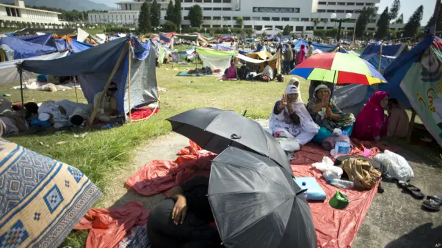 مظاہرین دو دھڑوں میں بٹ گئے ہیں۔ ایک گروپ پارلیمنٹ کے احاطے میں موجود ہے جبکہ دوسرا عمران خان کے کنٹینر کے ساتھ ہے جو کیبینٹ ڈویژن کے سامنے ہے۔