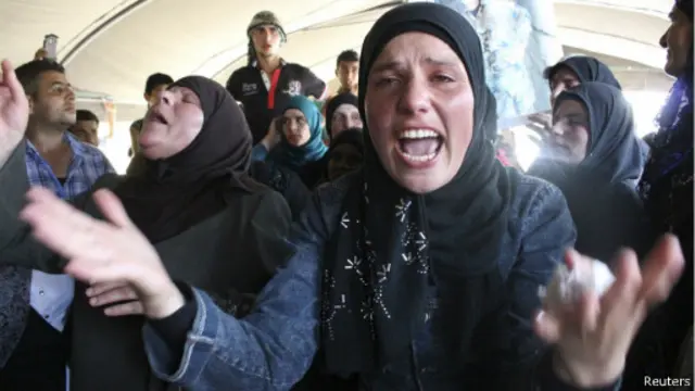 أقارب جنود لبنانيين احتجزهم مسلحو "الدولة الإسلامية" يحتجون للمطالبة بالإفراج عنهم. 