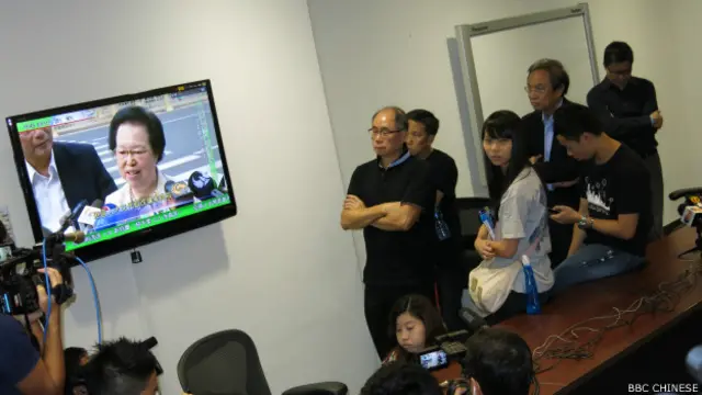 “占领中环”运动等民主派人士聚集在香港立法会办公楼收看有关电视直播（BBC中文网照片）